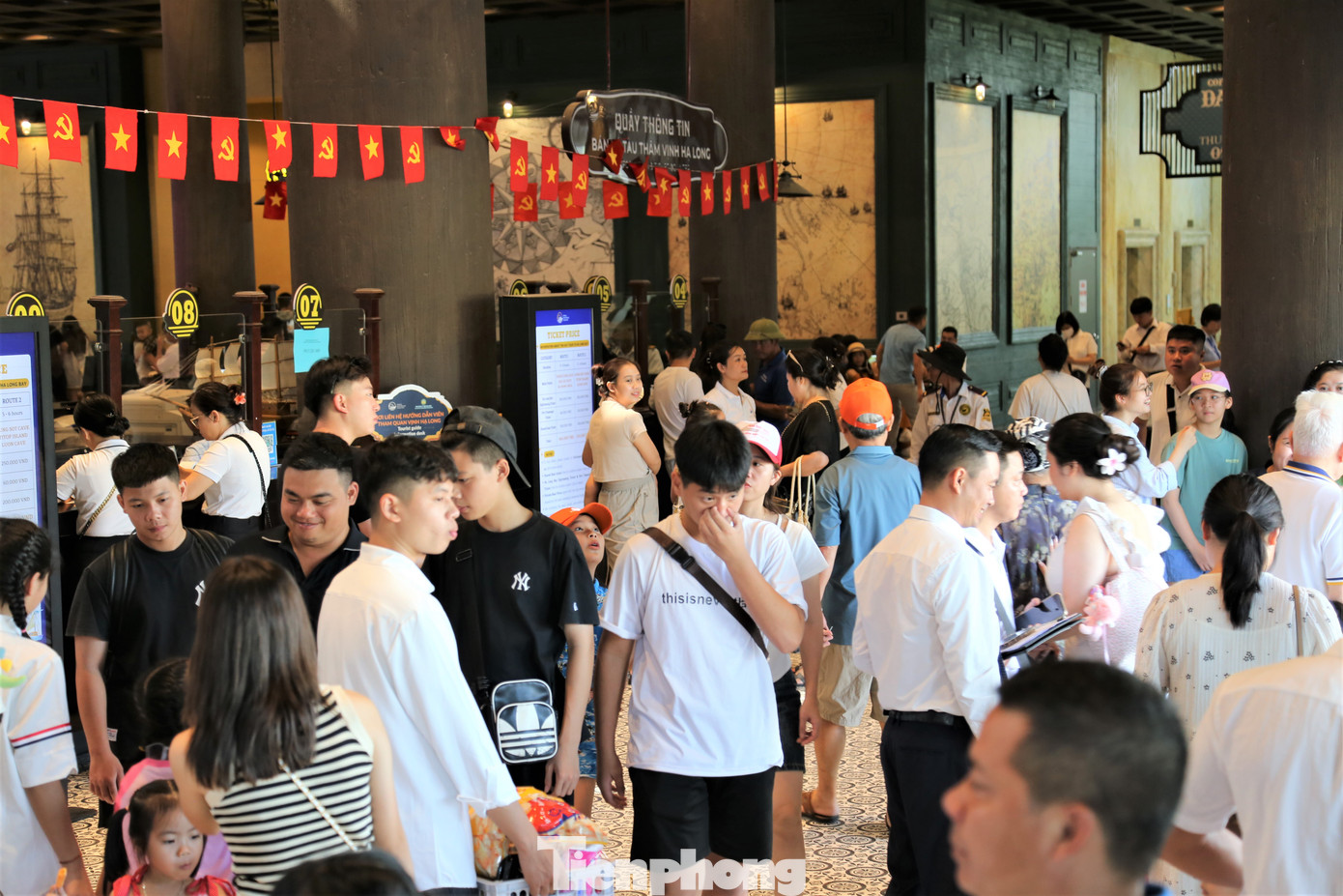 Trao đổi với PV Tiền Phong, đại diện Sở Du lịch tỉnh Quảng Ninh cho biết, trong 2 ngày đầu nghỉ lễ tổng khách du lịch đến các điểm tham quan, du lịch của các địa phương trên toàn tỉnh ước đạt gần 290.000 lượt, trong đó khách lưu trú ước đạt 110.000 lượt và khách quốc tế 15.000 lượt; tổng thu du lịch ước đạt hơn 650 tỷ đồng. Trao đổi với PV Tiền Phong, đại diện Sở Du lịch tỉnh Quảng Ninh cho biết, trong 2 ngày đầu nghỉ lễ tổng khách du lịch đến các điểm tham quan, du lịch của các địa phương trên toàn tỉnh ước đạt gần 290.000 lượt, trong đó khách lưu trú ước đạt 110.000 lượt và khách quốc tế 15.000 lượt; tổng thu du lịch ước đạt hơn 650 tỷ đồng.