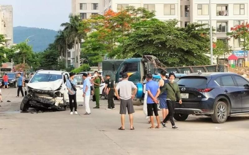 Lực lượng chức năng khám nghiệm hiện trường và truy tìm tài xế điều khiển xe bán tải gây tai nạn.