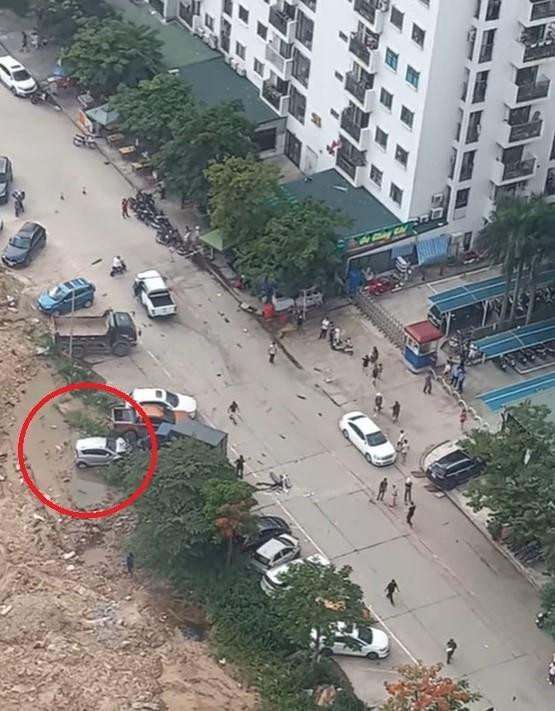 Chiếc xe con bị húc văng sang bãi đất khác.