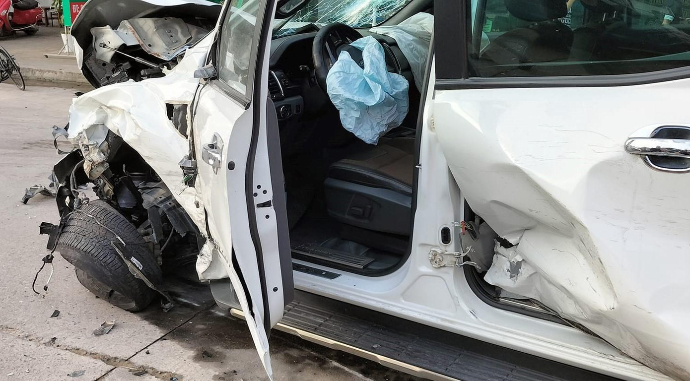 Sau khi gây ra vụ tai nạn giao thông liên hoàn này, tài xế xe bán tải lập tức để lại phương tiện, rời khỏi hiện trường.