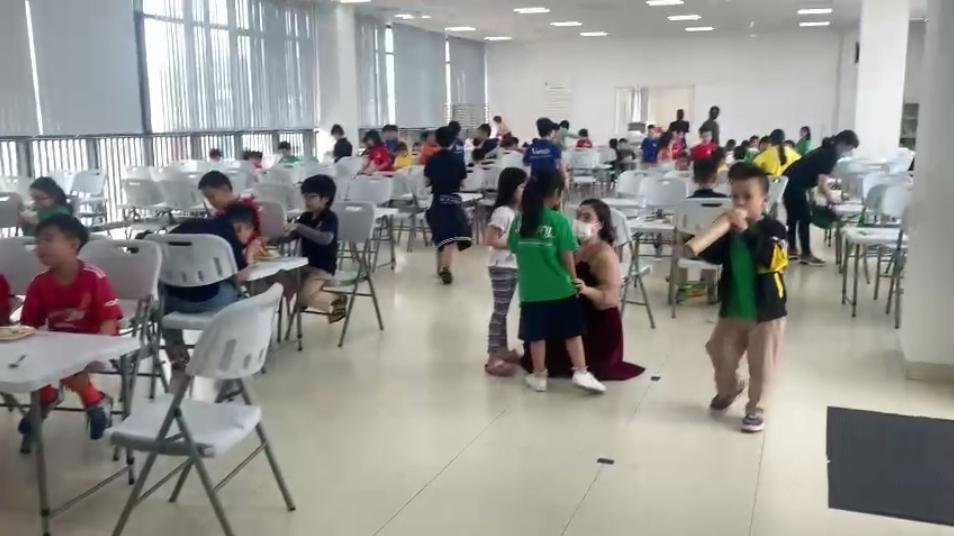 Phụ huynh phản ánh các con ăn cơm nhưng căng tin trường UK không có giấy lau. (ảnh cắt từ clip phụ huynh cung cấp)