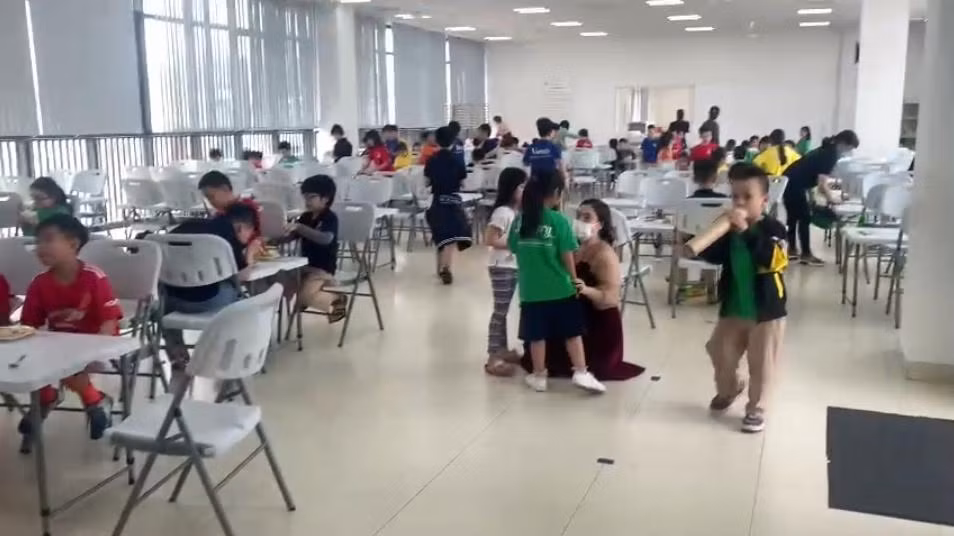 Phụ huynh phản ánh các con ăn cơm nhưng căng tin trường UK không có giấy lau. (ảnh cắt từ clip phụ huynh cung cấp)