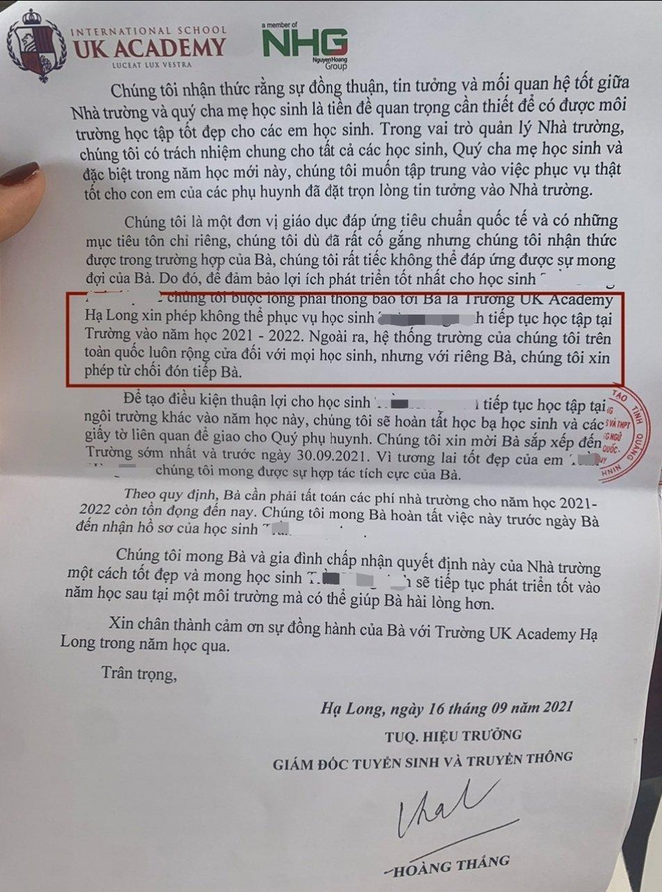 Bà Hoàng Thắng, đại diện Ban tuyển sinh Truyền thông của Tập đoàn Nguyễn Hoàng ra văn bản buộc thôi học đối với con của hội trưởng phụ huynh.