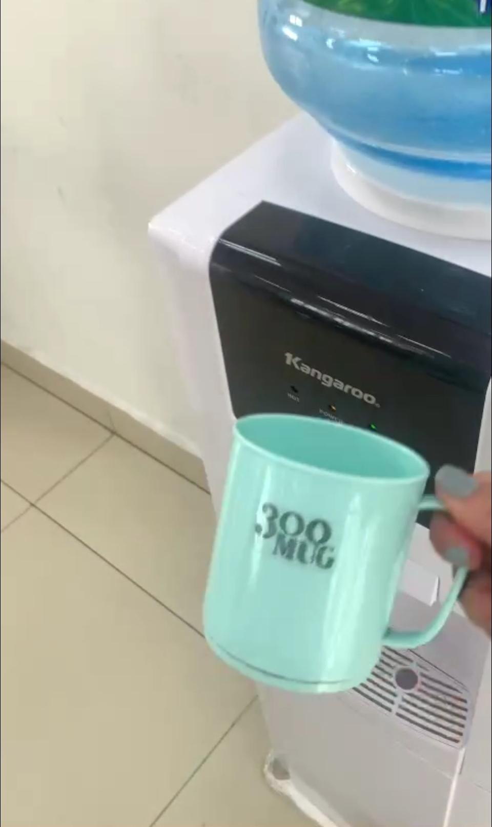 Hàng trăm học sinh dùng chung 1 chiếc ca để uống nước trong bối cảnh dịch COVID-19 đang hoành hành. (ảnh cắt từ clip phụ huynh cung cấp)