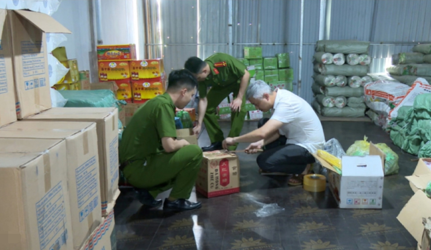 Lực lượng chức năng tiến hành kiểm tra hàng hóa của cơ sở kinh doanh.