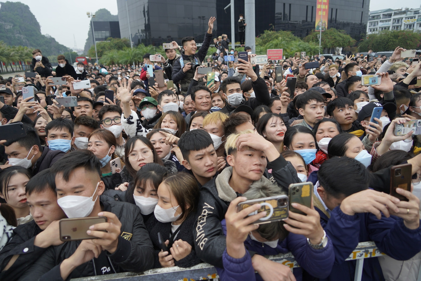 Sáng 6/2, hàng nghìn người đã có mặt tại Quảng trường 30/10 của TP Hạ Long để dự Lễ giao nhận quân 2023.