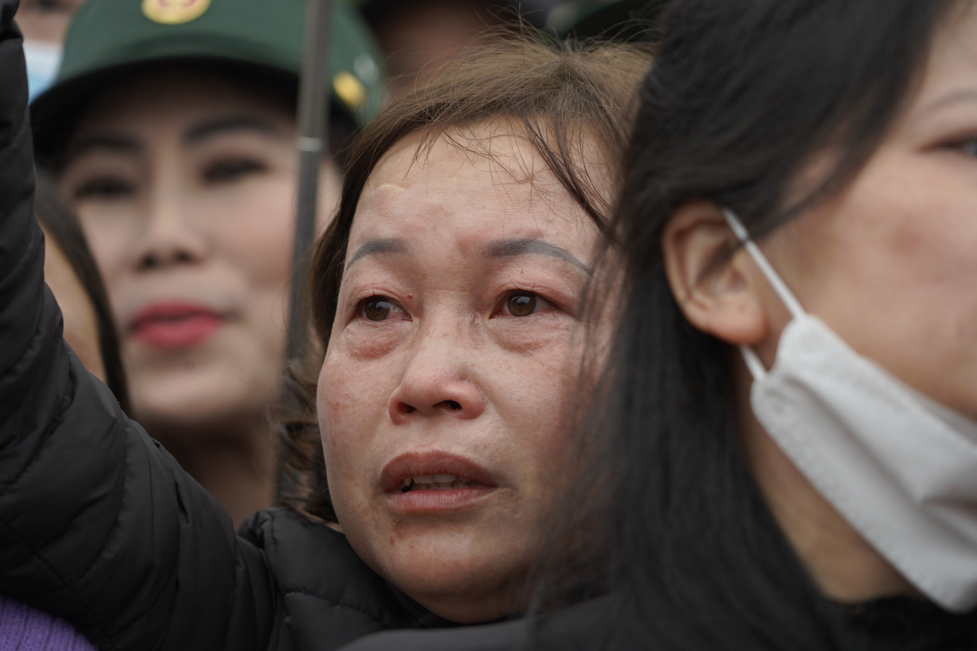 Đôi mắt đỏ hoe, ngấn lệ của những bà mẹ.