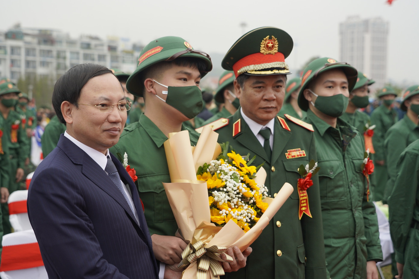 Ông Nguyễn Xuân Ký, Bí thư Tỉnh ủy Quảng Ninh tặng hoa và động viên, khích lệ thanh niên lên đường nhập ngũ.