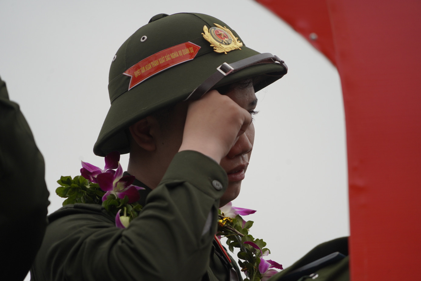 Các chiến sĩ trẻ gạt nước mắt chia tay người thân để vững bước lên đường nhập ngũ .