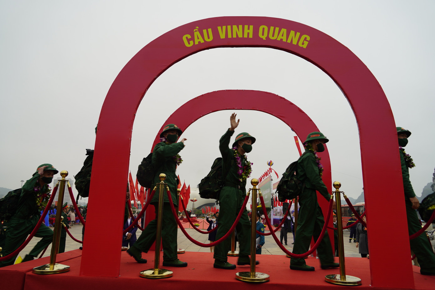 Các chàng trai mạnh mẽ bước lên cầu vinh quang tự tin lên đường nhập ngũ.