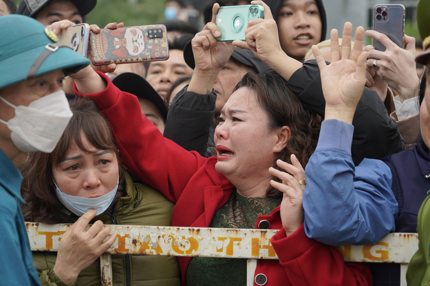 Nhiều người thân bật khóc và quay lại những khoảnh khắc khi con em mình bước lên xe nhận quân.