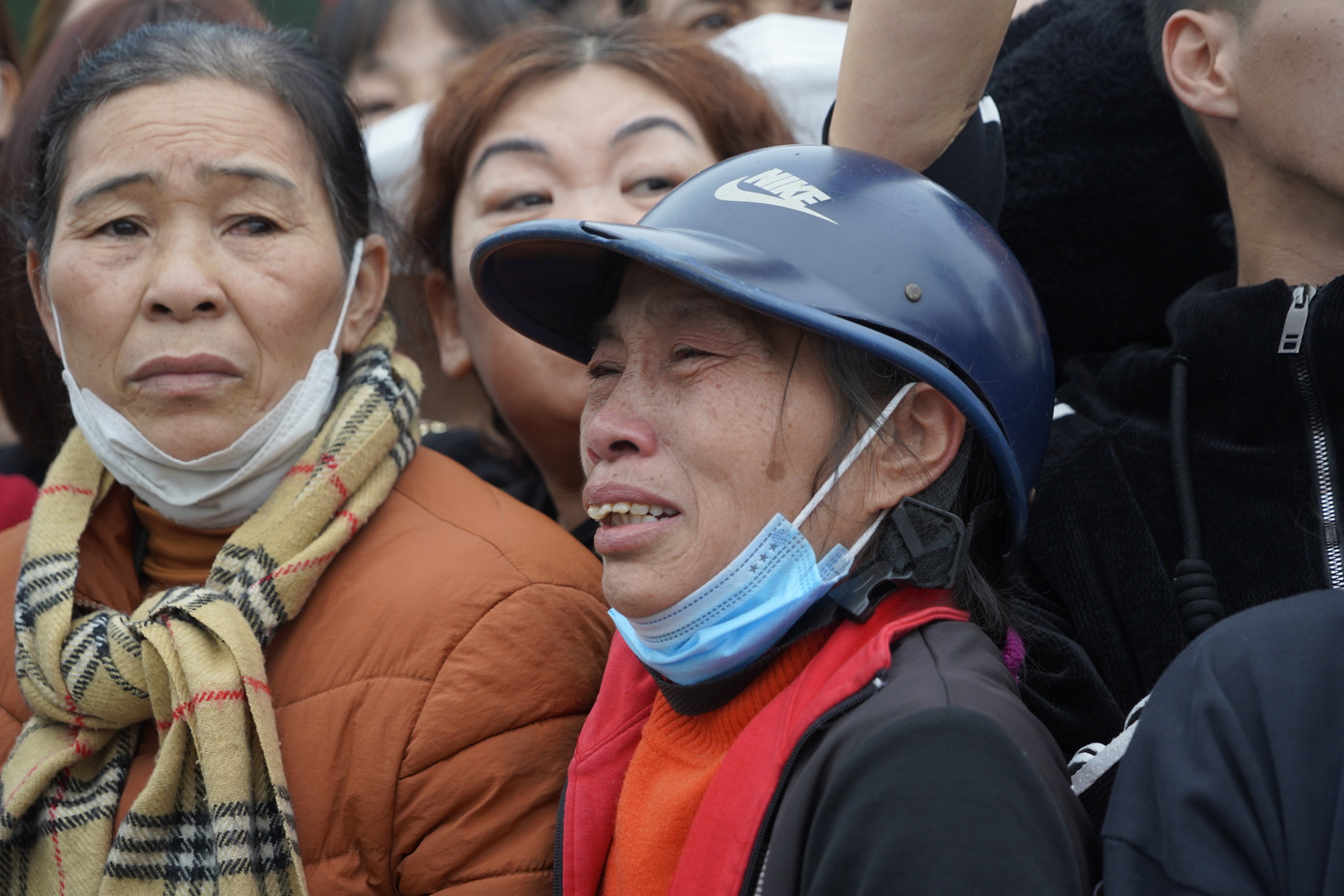 Những giọt nước mắt vui buồn trong cảnh chia tay.