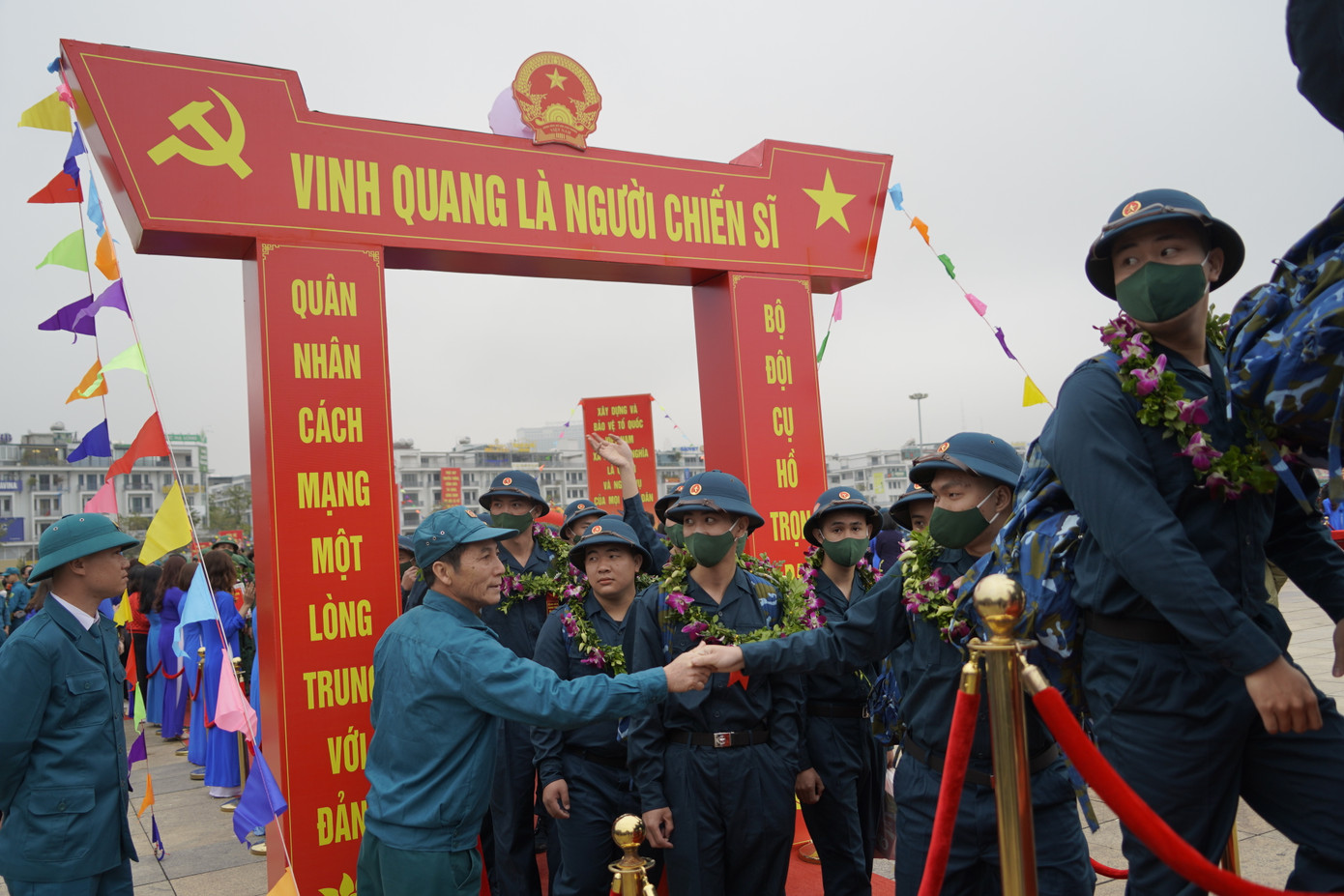 Những cái bắt tay kèm lời dặn dò từ người thân khiến các chàng thanh niên thêm vững bước.