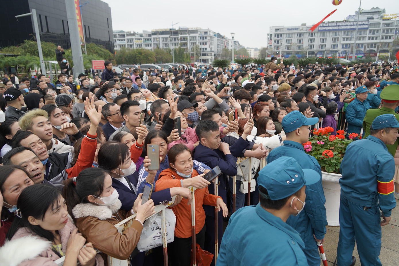 Hàng nghìn người thân, bạn bè có mặt tiễn thanh niên lên đường nhập ngũ.