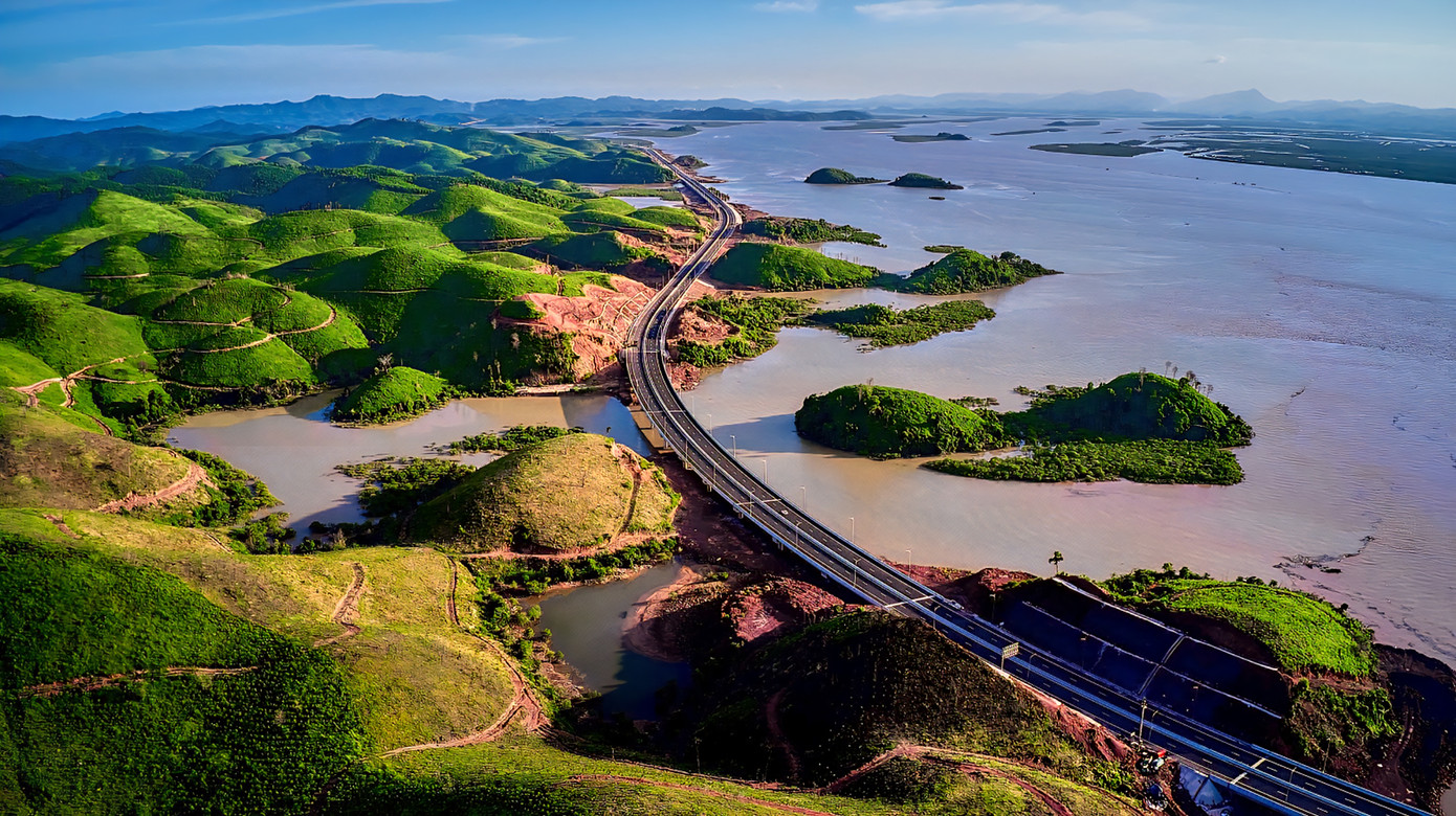 Hệ thống giao thông, vận tải của Vân Đồn đang là lợi thế để đặc khu này cất cánh. Hệ thống giao thông, vận tải của Vân Đồn đang là lợi thế để đặc khu này cất cánh.