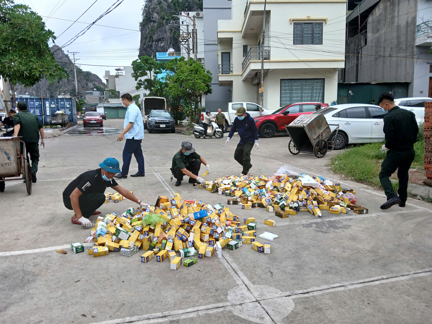 Lực lượng chức năng phân loại sản phẩm.