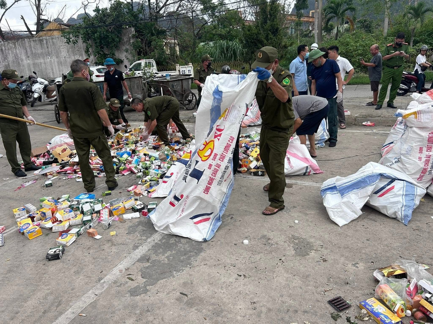 Lực lượng chức năng phân loại các sản phẩm bị vứt bỏ.