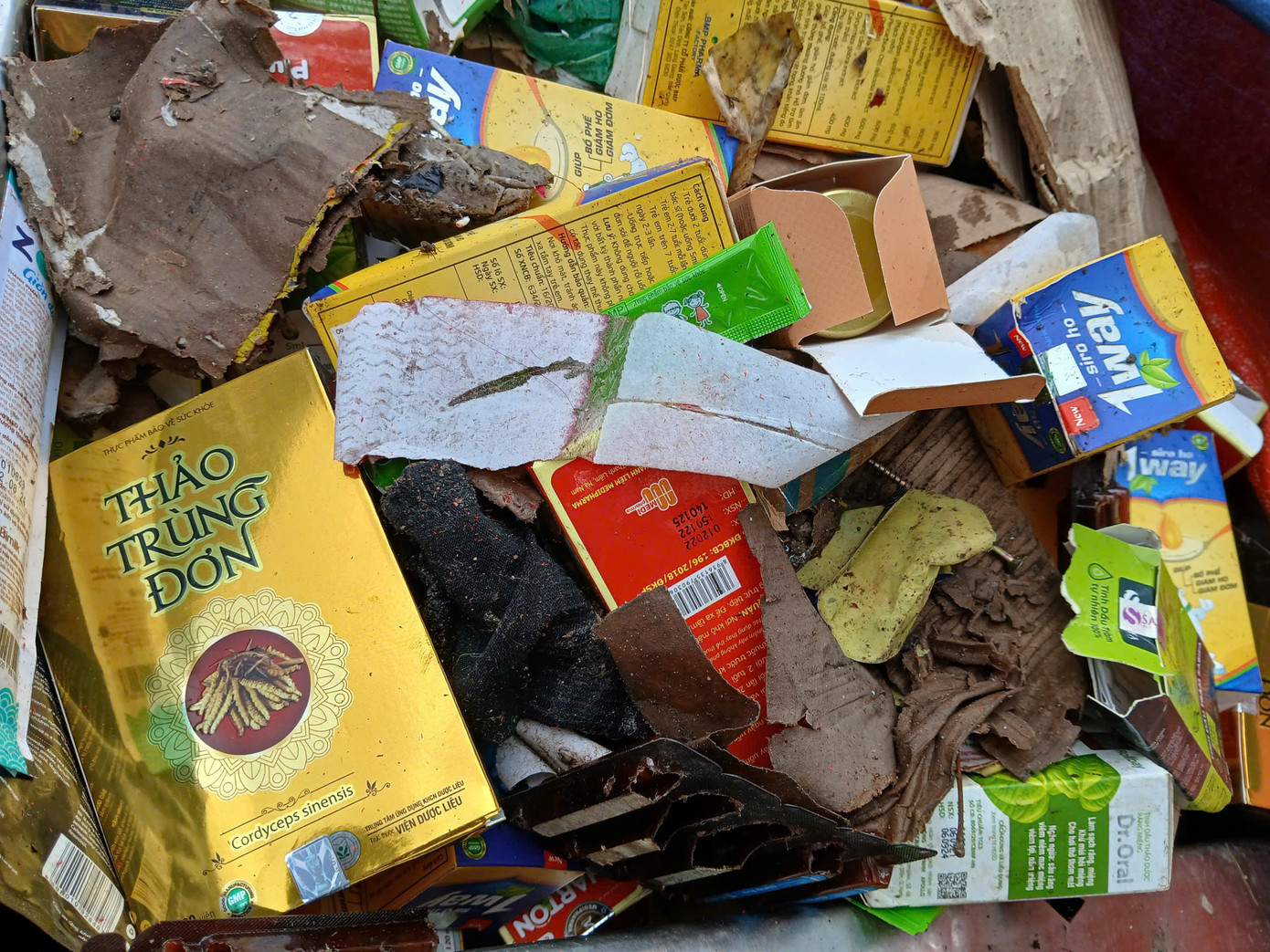 Nhiều sản phẩm là thực phẩm chức năng bị vứt bỏ tại điểm tập kết rác.