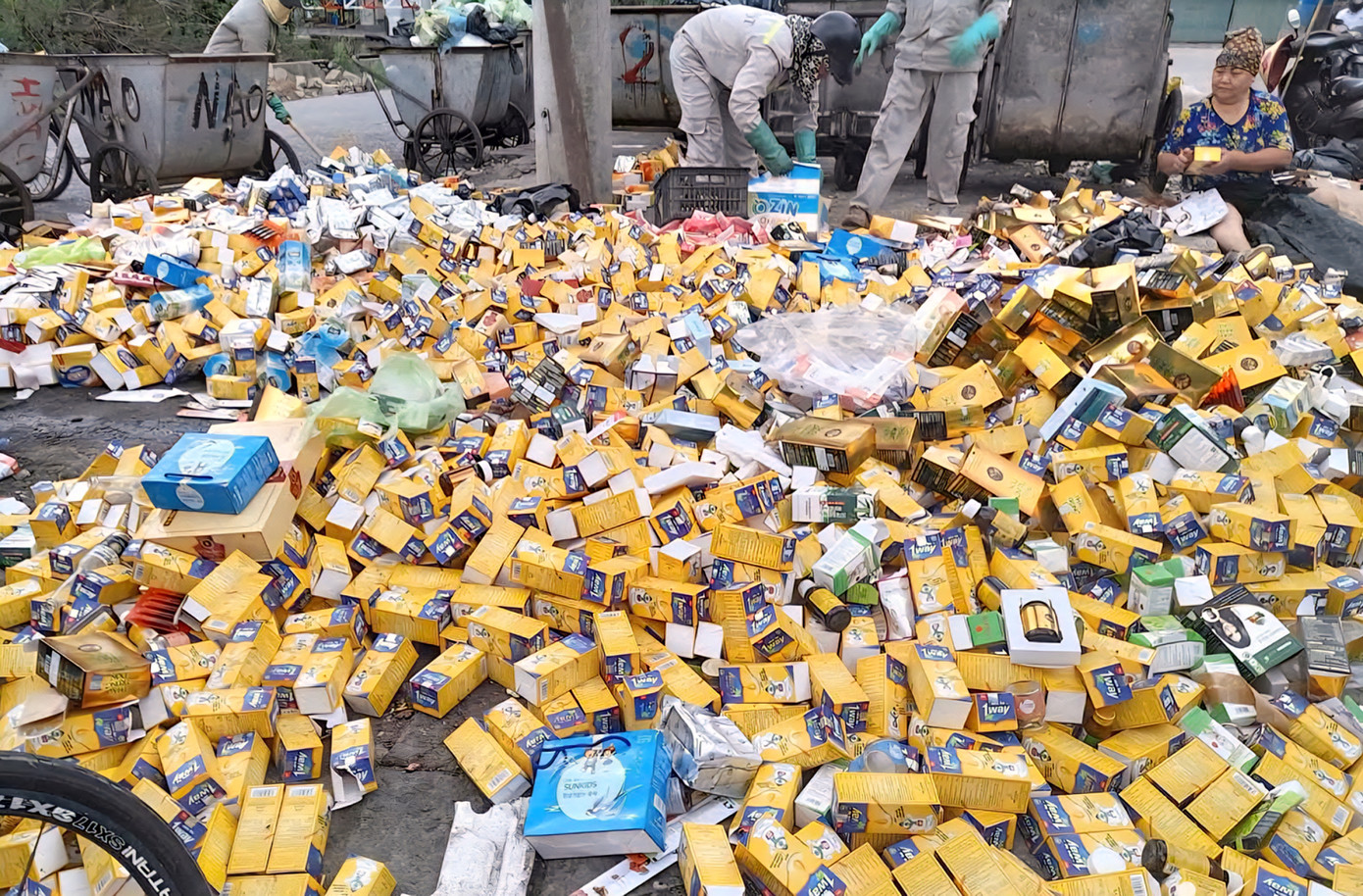 Hàng nghìn hộp thực phẩm chức năng bị vứt bỏ.