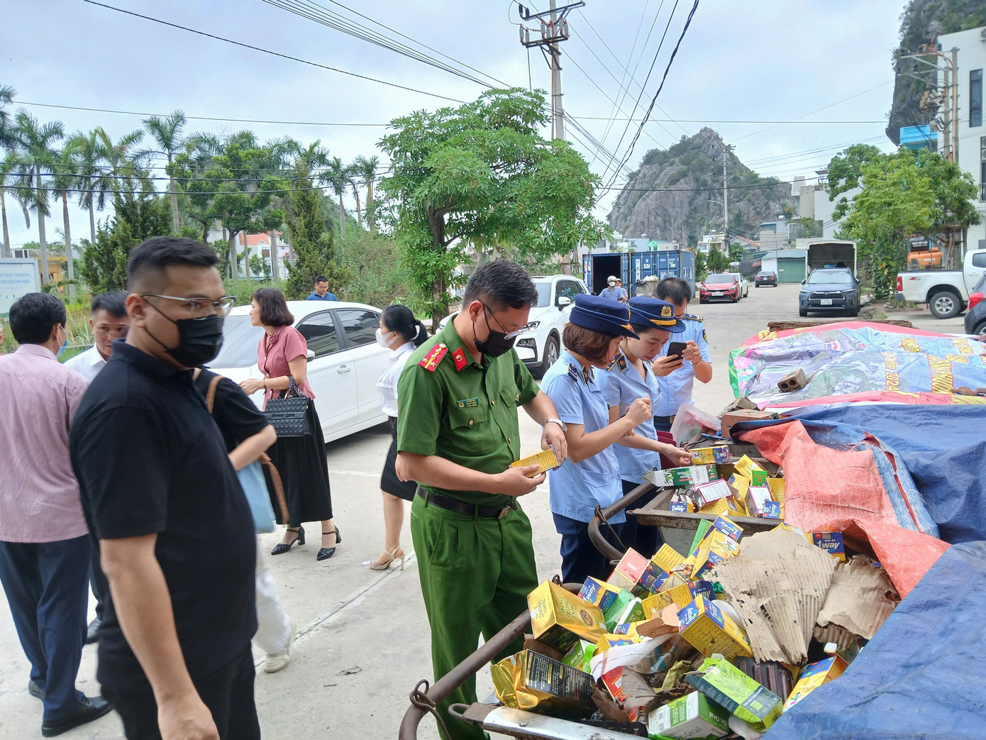Khoảng 8h sáng nay, lực lượng Công an TP Hạ Long phối hợp với Sở Y tế tỉnh đã có mặt tại hiện trường, tiến hành thu gom số vật phẩm trên lên 13 xe rác để phân loại. Theo cán bộ Sở Y tế, bước đầu xác định đây là các loại thực phẩm chức năng sản xuất trong nước, đã quá hạn sử dụng.