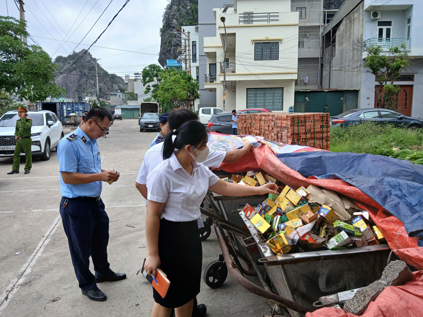 Hiện lực lượng chức năng đang kiểm tra, xác minh nguồn gốc, đồng thời làm rõ việc xử lý các sản phẩm hết hạn có đúng quy trình và quy định pháp luật hay không.