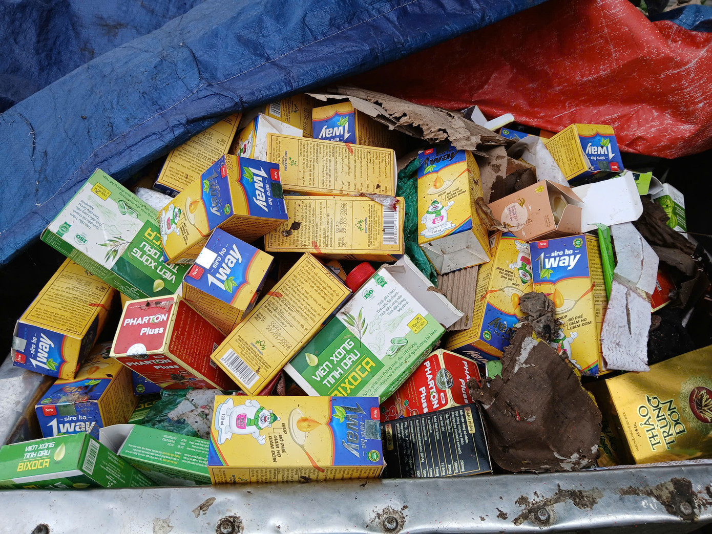 Trường hợp xác định đây là chất thải nguy hại, việc tiêu hủy sẽ phải được thực hiện theo quy trình nghiêm ngặt, có sự giám sát của cơ quan chức năng nhằm tránh gây ô nhiễm môi trường. Các loại thực phẩm chức năng được sản xuất trong nước và đã quá hạn sử dụng.