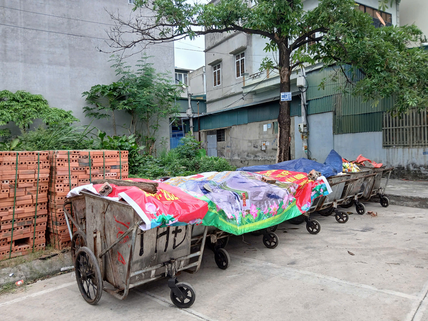 Trước đó, người dân khu vực phát hiện một lượng lớn hộp thực phẩm chức năng chất thành đống tại điểm tập kết rác. Các sản phẩm đều còn nguyên bao bì, tem nhãn nhưng đã hết hạn sử dụng. Một người dân cho biết, từ tối 17/6 đã thấy hai vợ chồng chủ một kho hàng ở tổ 4 khu 8 đẩy xe bò chở những hộp thực phẩm này đến đổ bỏ. Trong ảnh: Thực phẩm chức năng bị đổ bỏ trong các xe chở rác.