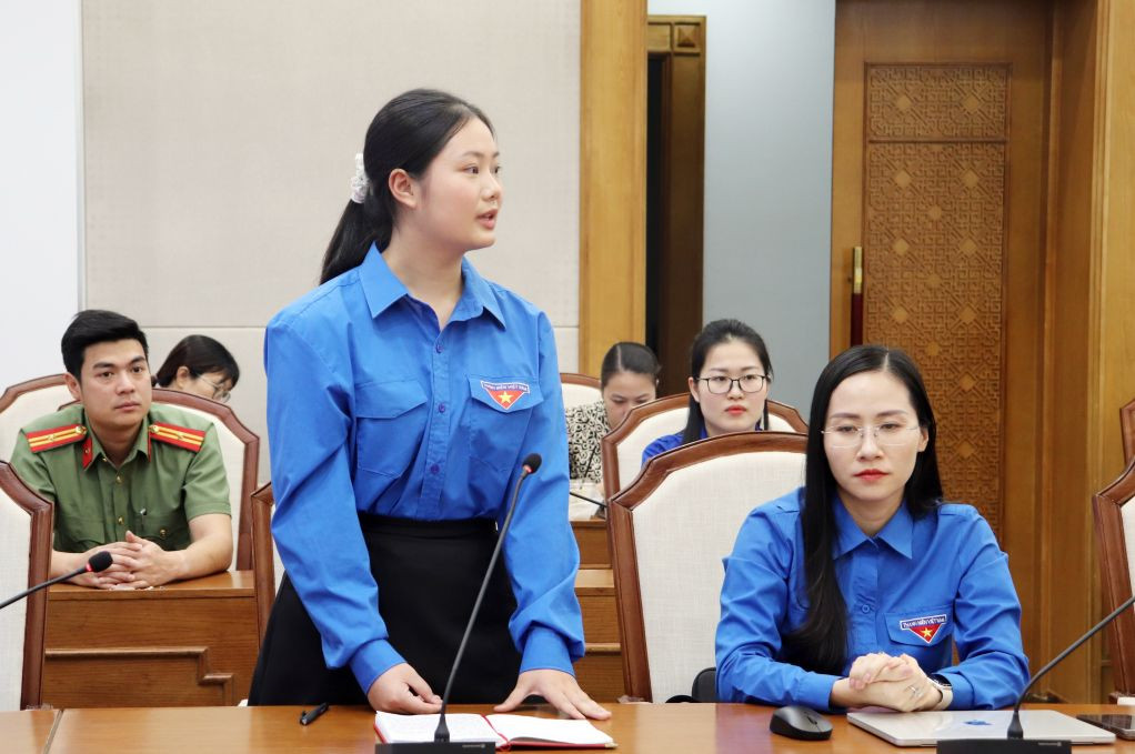 Em Nguyễn Hà Linh, Lớp 12, Trường THPT Chuyên Hạ Long bày tỏ nguyện vọng và đưa ra những vấn đề đối thoại với đồng chí Chủ tịch UBND tỉnh. Em Nguyễn Hà Linh, Lớp 12, Trường THPT Chuyên Hạ Long bày tỏ nguyện vọng và đưa ra những vấn đề đối thoại với đồng chí Chủ tịch UBND tỉnh.