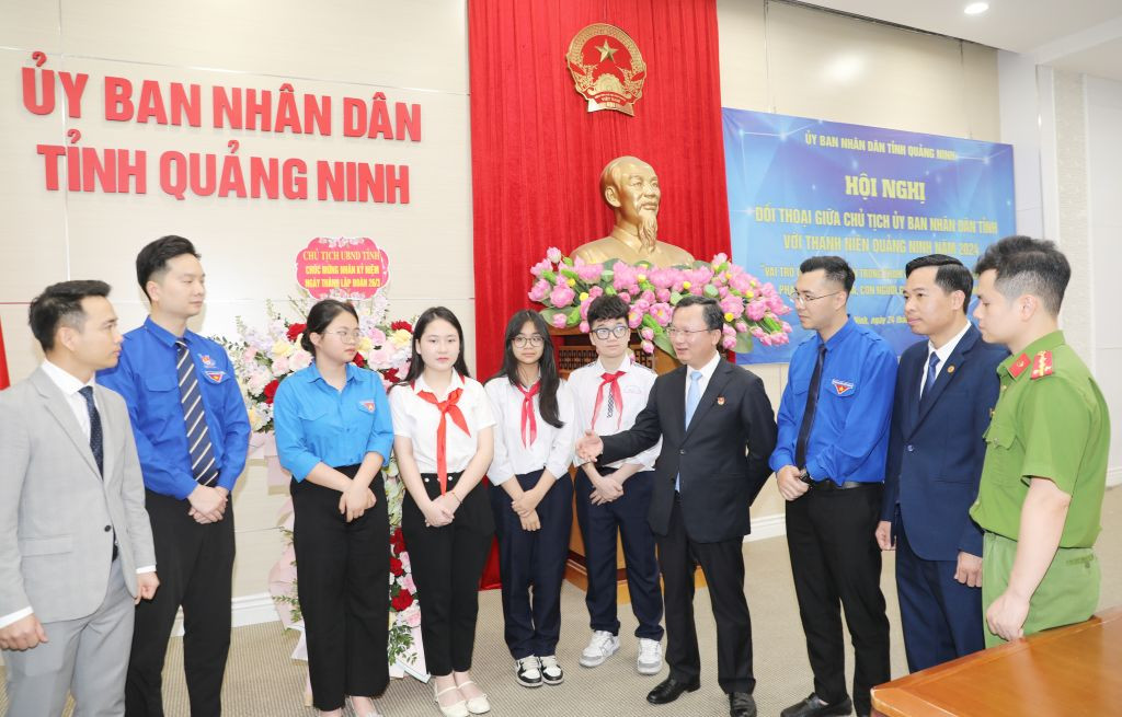 Chủ tịch UBND tỉnh Quảng Ninh Cao Tường Huy trò chuyện với thanh niên bên lề hội nghị. Chủ tịch UBND tỉnh Quảng Ninh Cao Tường Huy trò chuyện với thanh niên bên lề hội nghị.