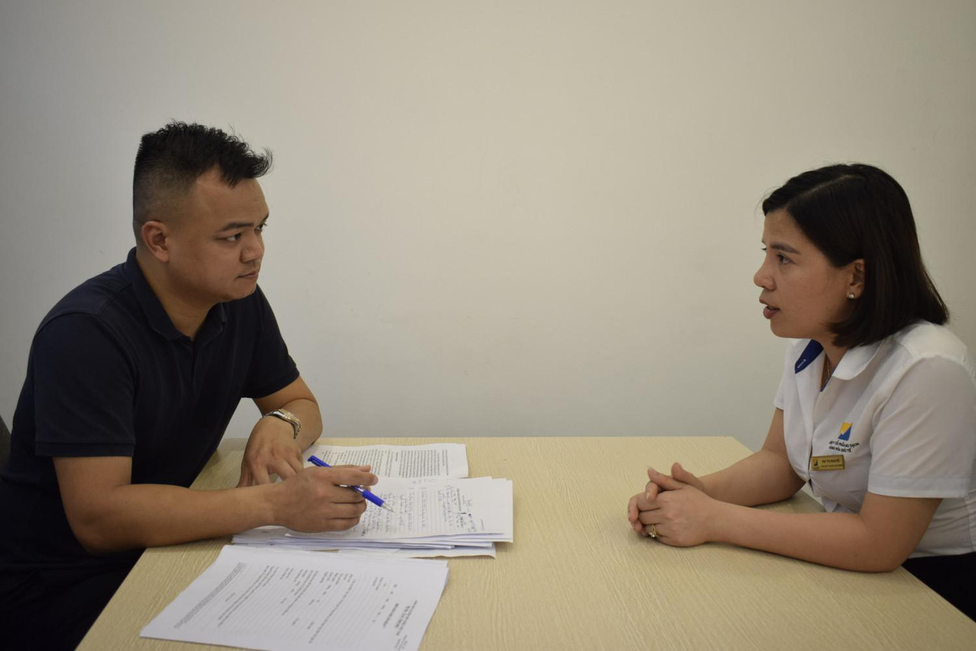 Lực lượng chức năng lấy lời khai của đối tượng liên quan trong vụ án.