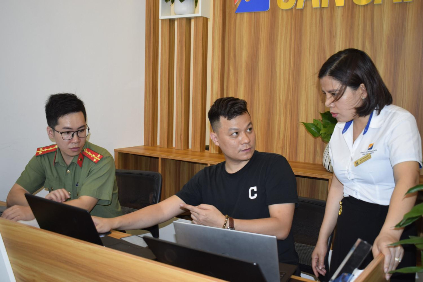 Lực lượng chức năng khai thác dữ liệu trên máy tính của đối tượng tại văn phòng chi nhánh Quảng Ninh.