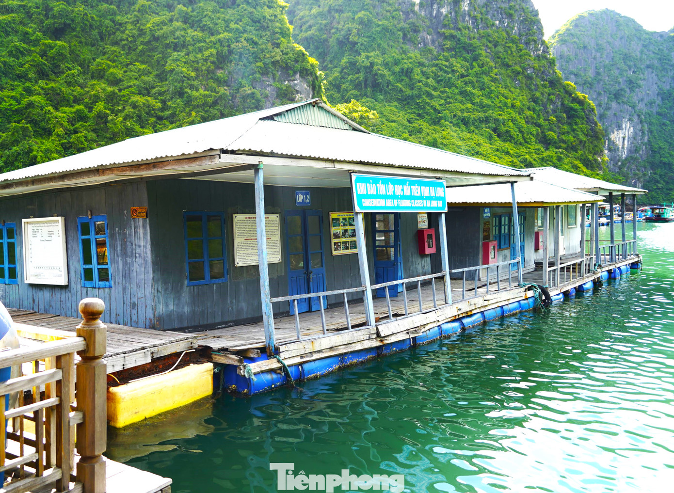 Làng chài cổ đẹp nhất thế giới đang chìm dần ở vịnh Hạ Long. Làng chài cổ đẹp nhất thế giới đang chìm dần ở vịnh Hạ Long.