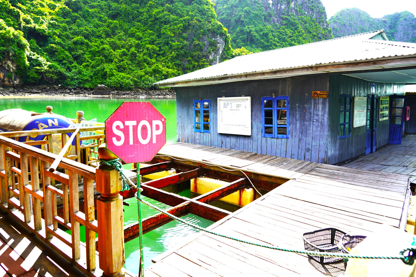 Ban quản lý phải dựng biển, giăng dây để ngăn du khách đi vào khu vực nguy hiểm.