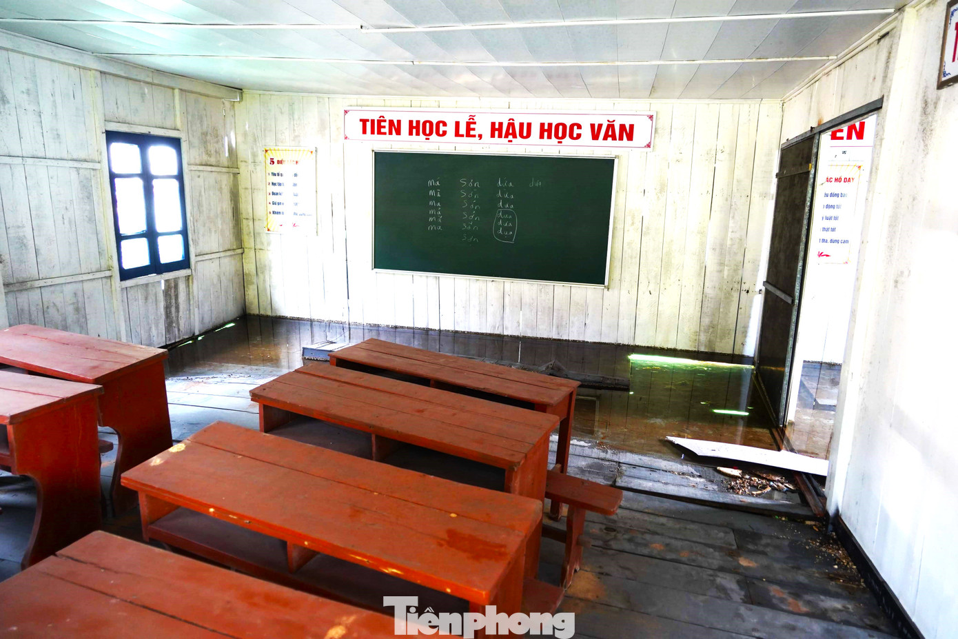 Lớp học của làng chài đã ngập quá nửa bục giảng.