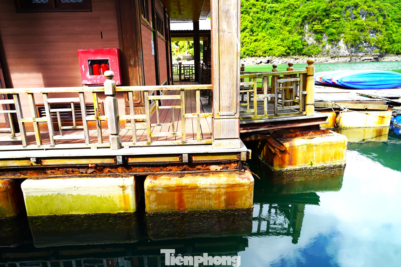 Được chính phủ Na Uy tài trợ hơn 400 nghìn USD, Trung tâm bảo tồn văn hóa nổi làng chài Cửa Vạn đi vào hoạt động từ năm 2013. Đến năm 2017, Ban Quản lý vịnh Hạ Long tiến hành trùng tu, bảo dưỡng và sử dụng cho đến nay.