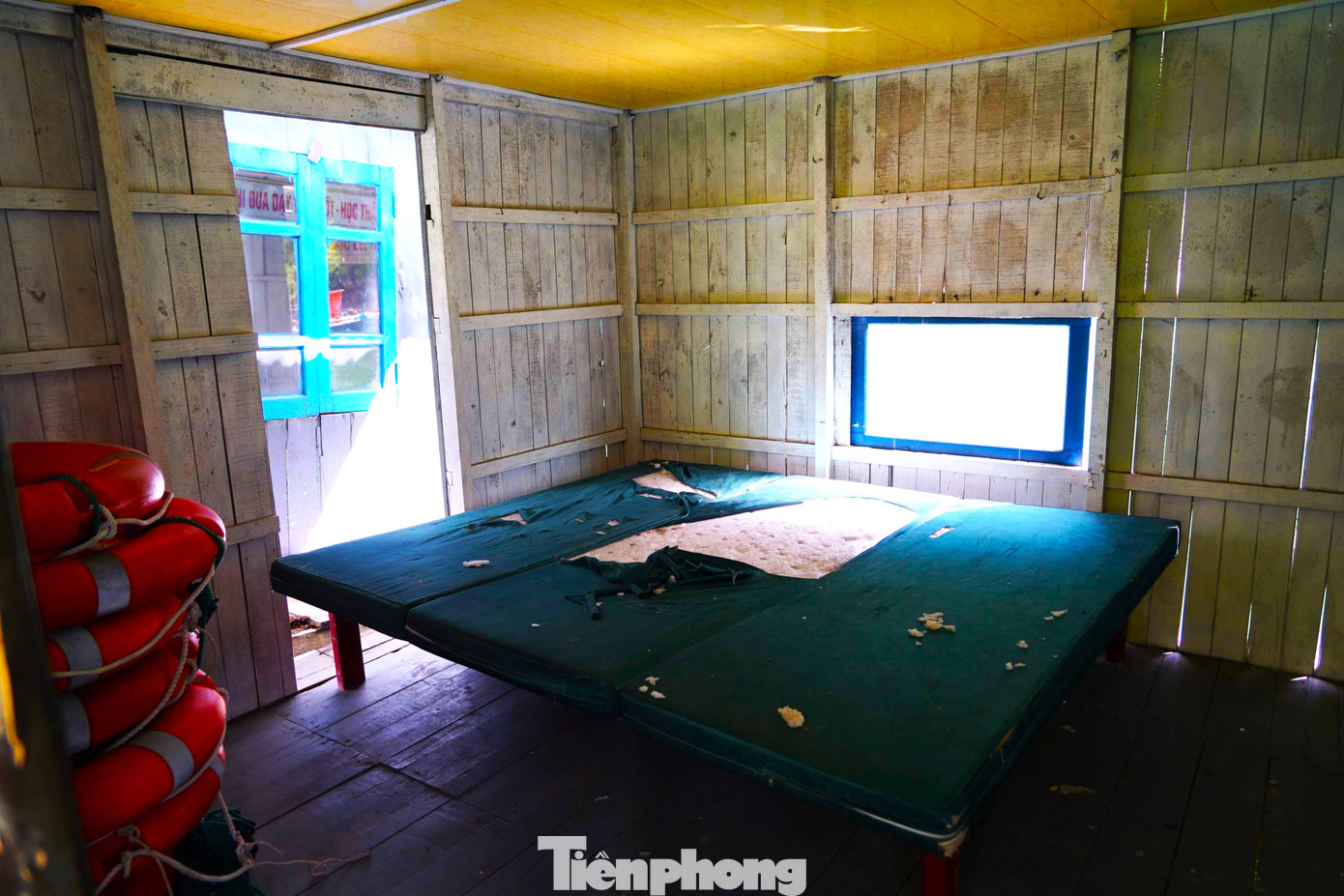 Những căn nhà xơ xác không bóng người tại nơi được vinh danh "làng chài cổ đẹp nhất thế giới".