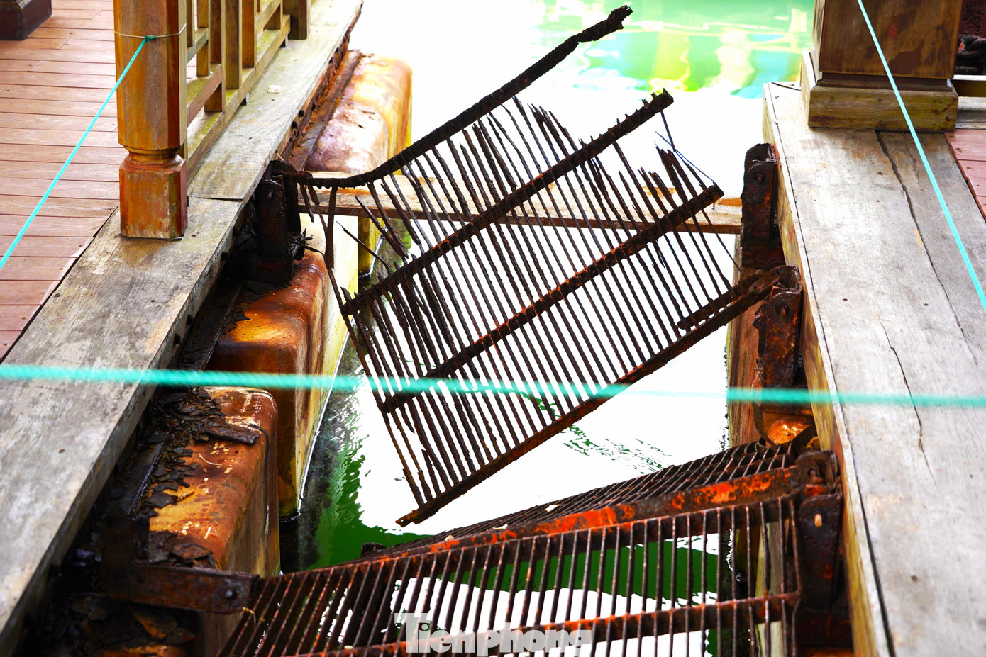 Với sự ăn mòn của nước biển cũng như không có sự chăm sóc của con người, những ngôi nhà nổi ở Cửa Vạn đang dần trở thành những ngôi "nhà ma" trên vịnh di sản.