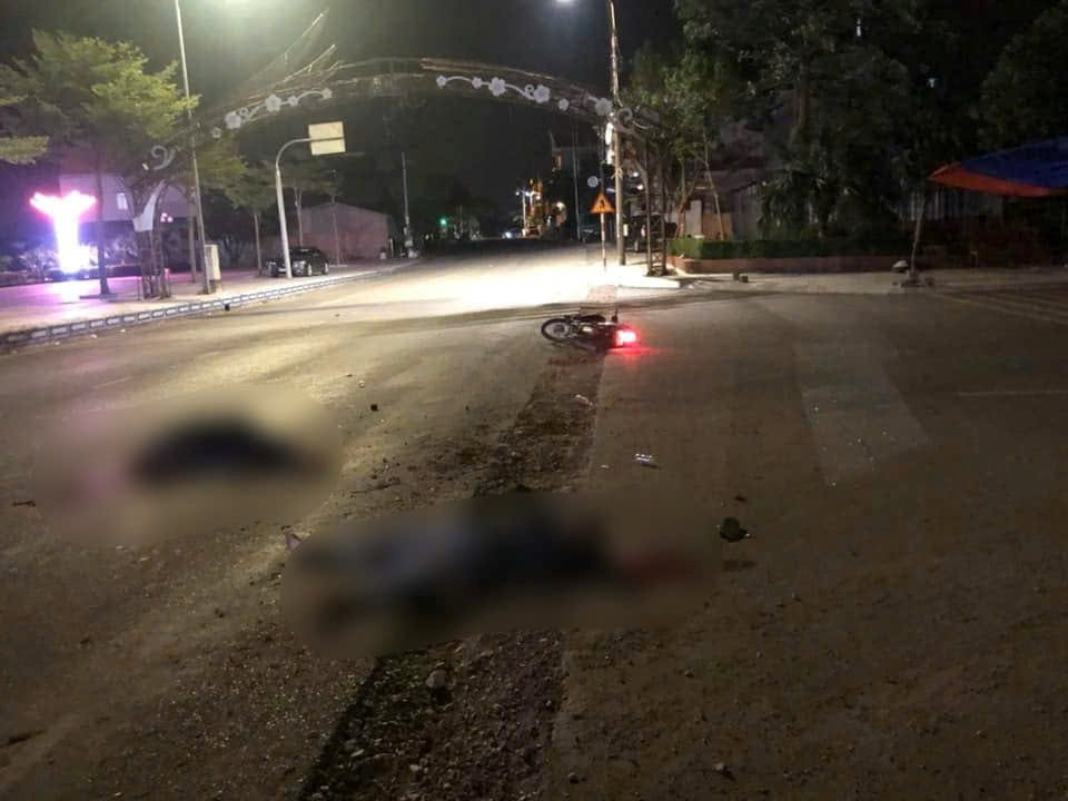 Hiện trường vụ tai nạn xe máy khiến 2 thiếu niên tử vong tại chỗ.