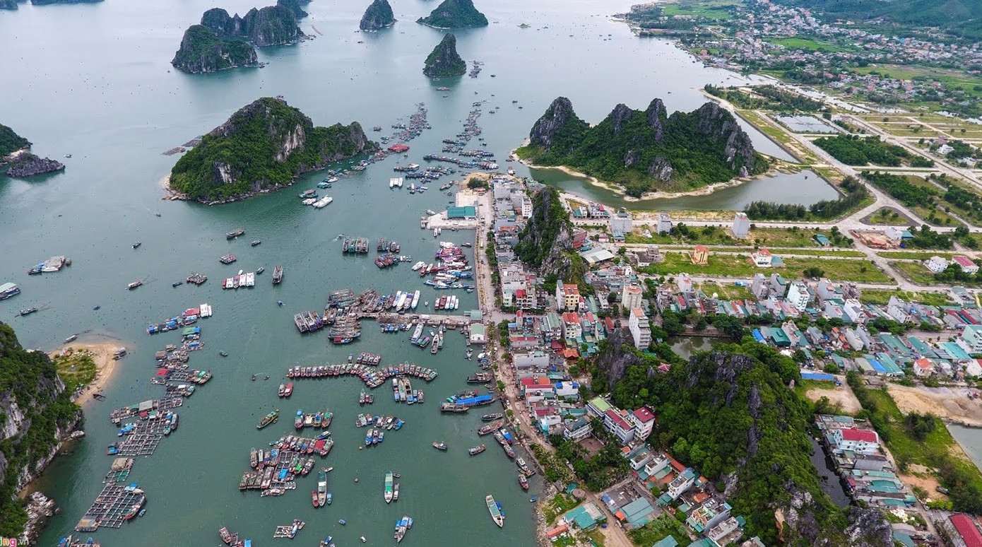 Cảng Cái Rồng, huyện Vân Đồn.