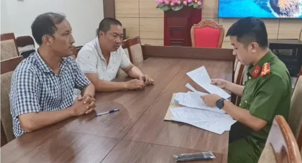 Hai tài xế taxi 'dù' tại cơ quan Công an.