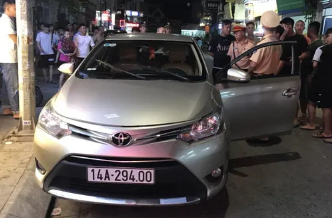 Rất nhiều người hiếu kỳ kéo đến xem tài xế xe dù ăn vạ.