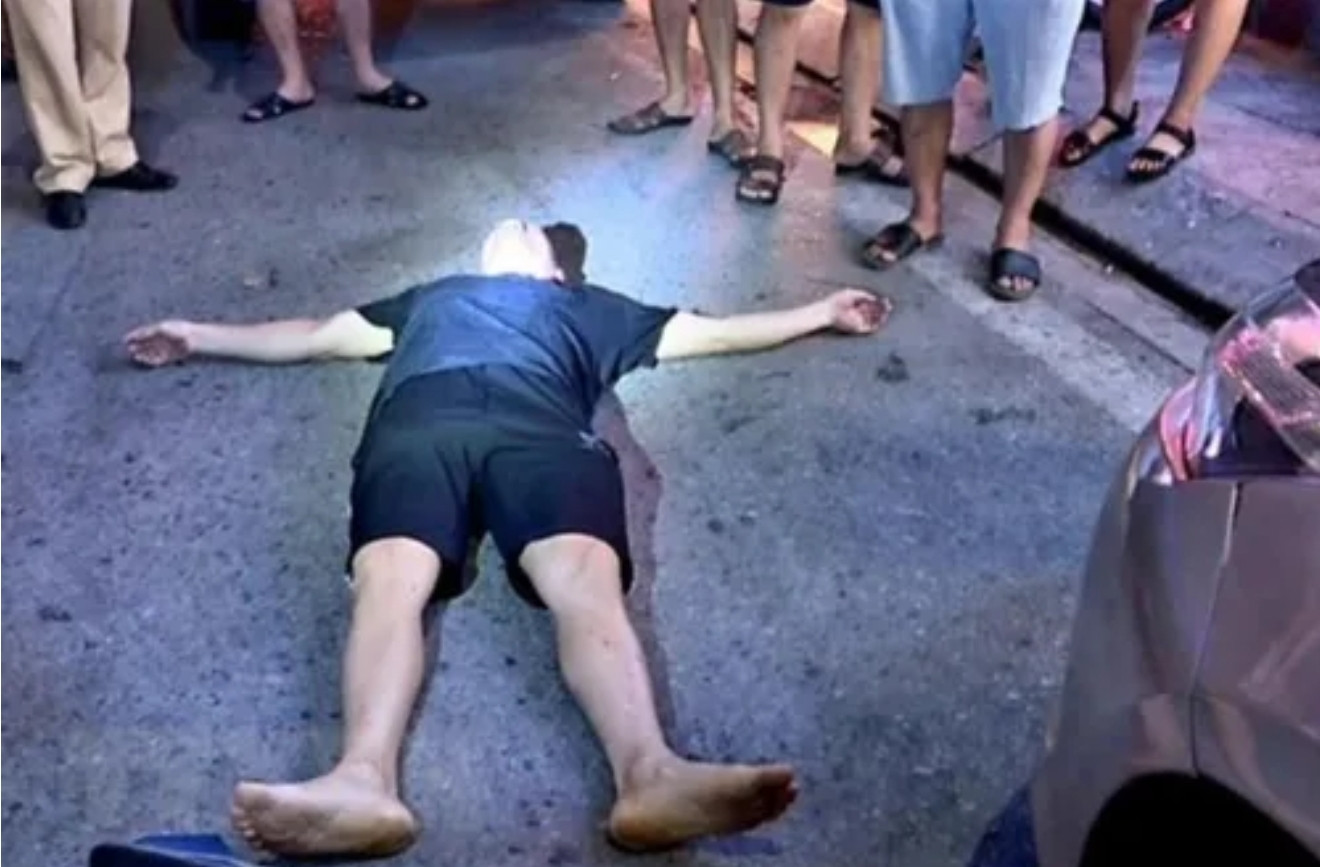 Sau khi bỏ chạy bất thành, tài xế Quang 'lăn đùng' giữa đường ăn vạ.