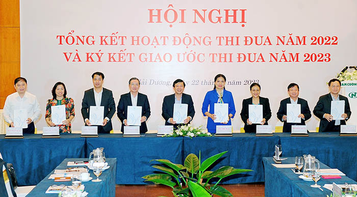 Đại diện lãnh đạo 9 tổ chức trong khối thi đua ký kết giao ước thi đua năm 2023. Đại diện lãnh đạo 9 tổ chức trong khối thi đua ký kết giao ước thi đua năm 2023.