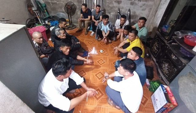 14 con bạc bị bắt quả tang khi đang đánh bạc bằng hình thức xóc đĩa.