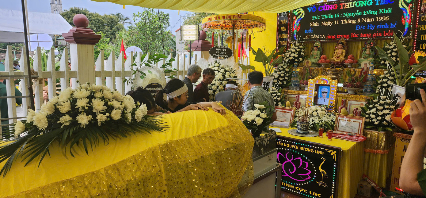 Người thân khóc nghẹn bên linh cữu thiếu tá Nguyễn Đăng Khải. Người thân khóc nghẹn bên linh cữu thiếu tá Nguyễn Đăng Khải.