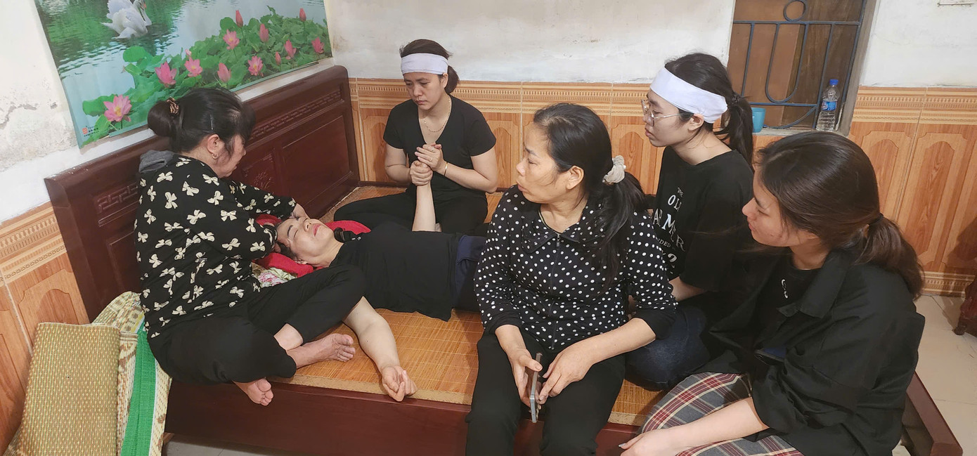 Mẹ của Thiếu tá Khải ngất lên ngất xuống khi nhận tin dữ của con.