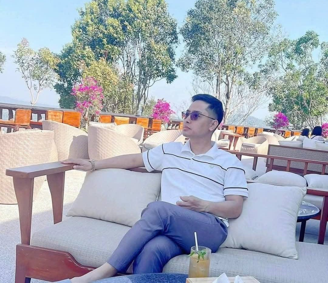 Đặc biệt Khánh có sở thích uống rượu vang, ăn tôm hùm, cua hoàng đế. Đặc biệt Khánh có sở thích uống rượu vang, ăn tôm hùm, cua hoàng đế.