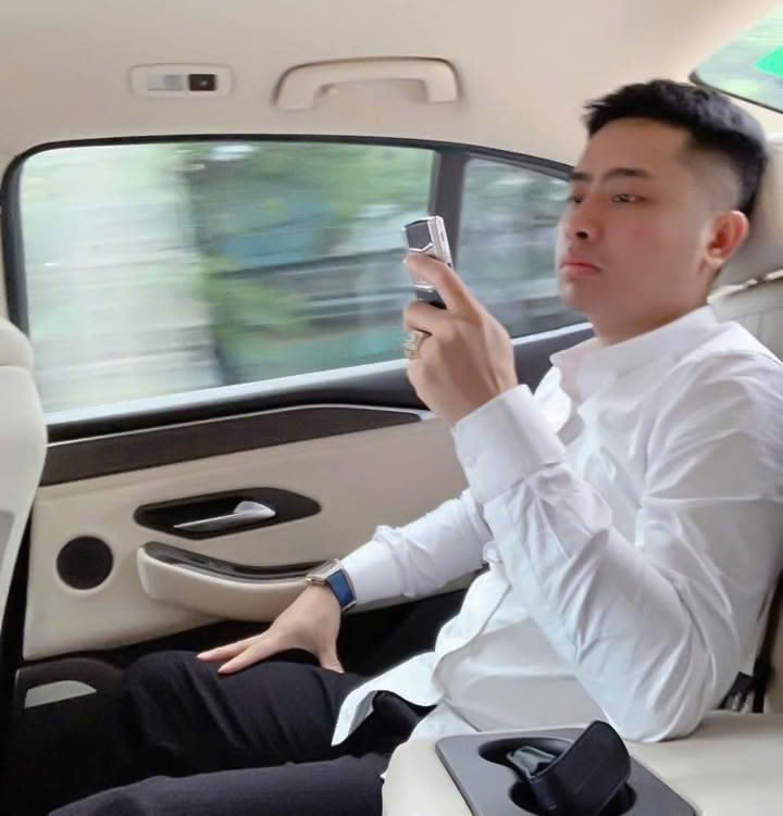 Bùi Đình Khánh thích ăn lợn quay nguyên con nhưng thích ăn mỗi tai và thường xuất hiện trên những du thuyền xa hoa, lộng lẫy. Bùi Đình Khánh thích ăn lợn quay nguyên con nhưng thích ăn mỗi tai và thường xuất hiện trên những du thuyền xa hoa, lộng lẫy.