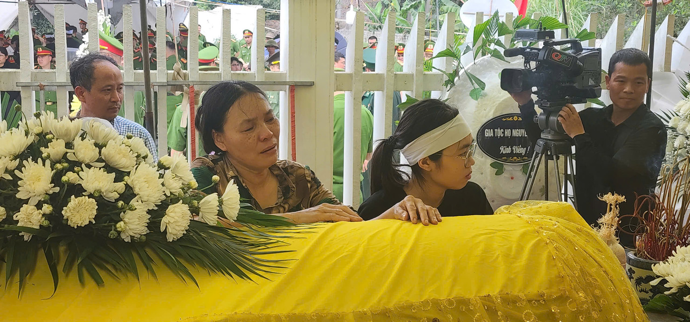 Người thân Liệt sĩ, Thiếu tá Nguyễn Đăng Khải bên linh cữu.