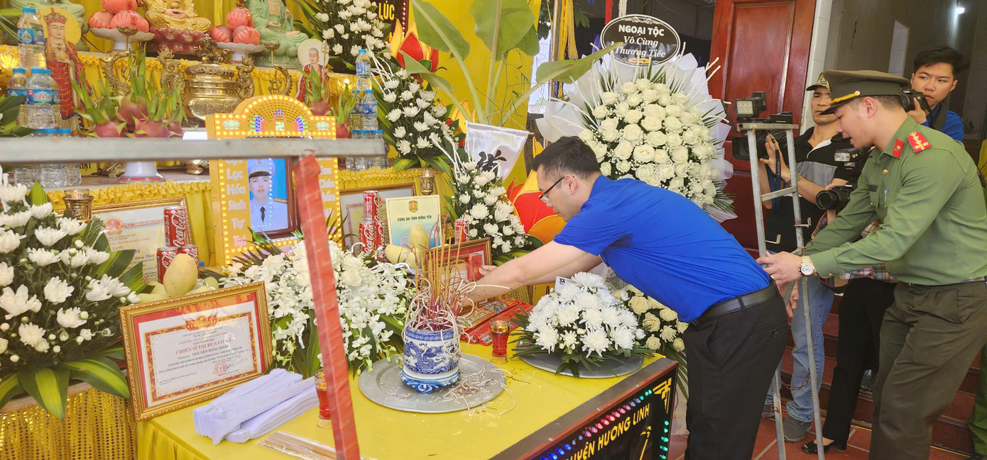 Anh Nguyễn Thế Minh, Bí thư Tỉnh đoàn Quảng Ninh thực hiện nghi thức truy tặng Huy hiệu “Tuổi trẻ dũng cảm” cho Liệt sĩ Thiếu tá Nguyễn Đăng Khải.